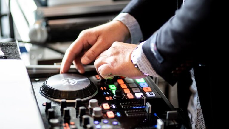 La importancia de elegir el DJ perfecto para tu boda